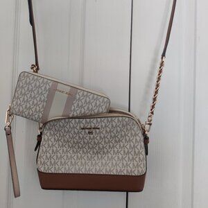 Crossbody Michael Kors bag (only bag)